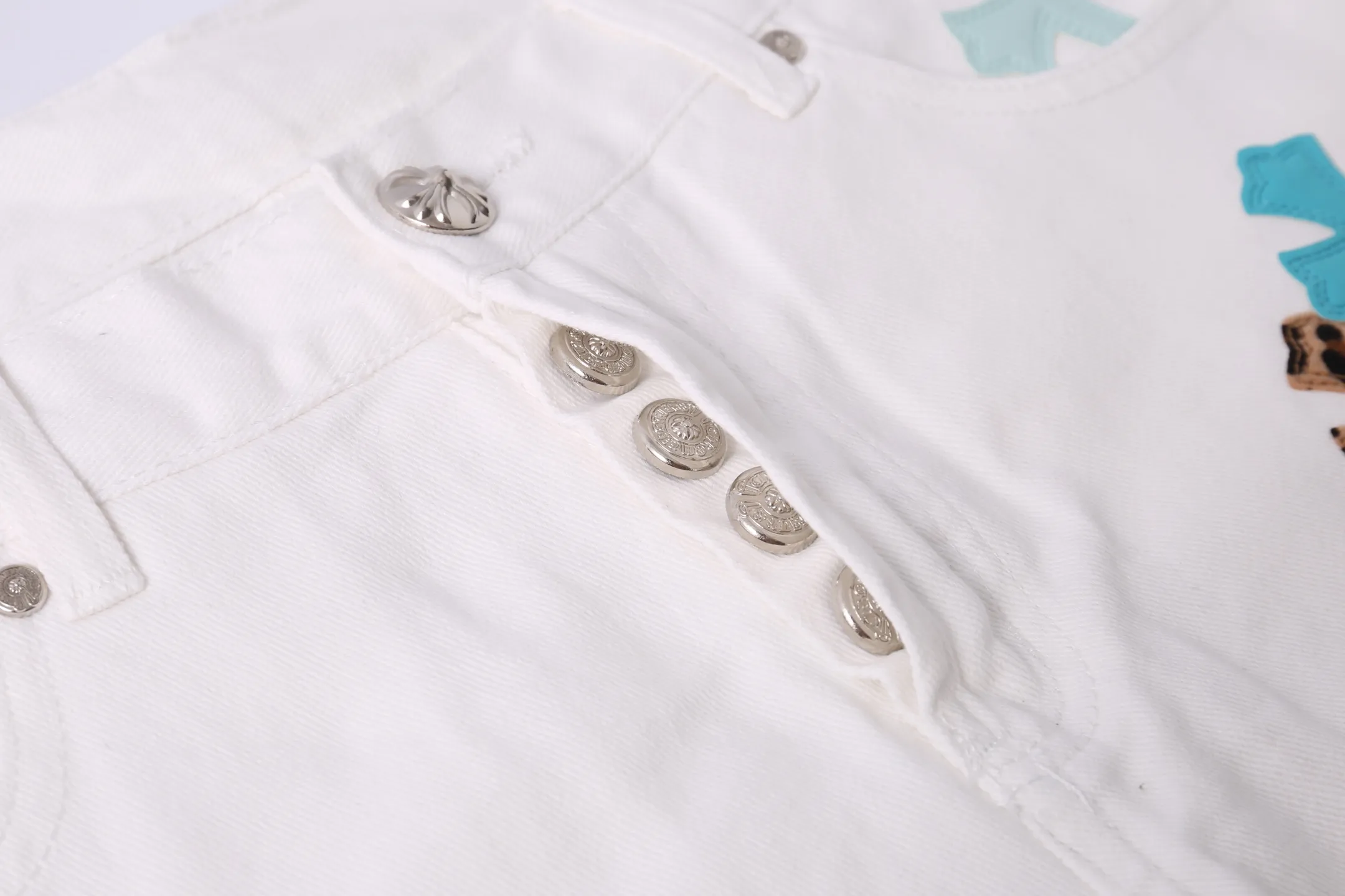 P260 Style number: H887 Croxin & 𝐂𝐡𝐫𝐨𝐦𝐞 𝐇𝐞𝐚𝐫𝐭 ss25 new ice blue leopard print cross patchwork leather jeans. Styles with different washed textures are very friendly to people with thin legs. The slightly flared version perfectly modifies the leg shape. The timeless and moderate length makes it easy to match and match. It is the basis for various styles and is a must-have in your wardrobe! The fabric is stiff but also makes the upper body soft without losing texture. The washing process is even more perfect. It is a must-have item for everyone! ! ! Washed wheat, tag, pants label, three labels complete Color: white Size: 28-30-32-34